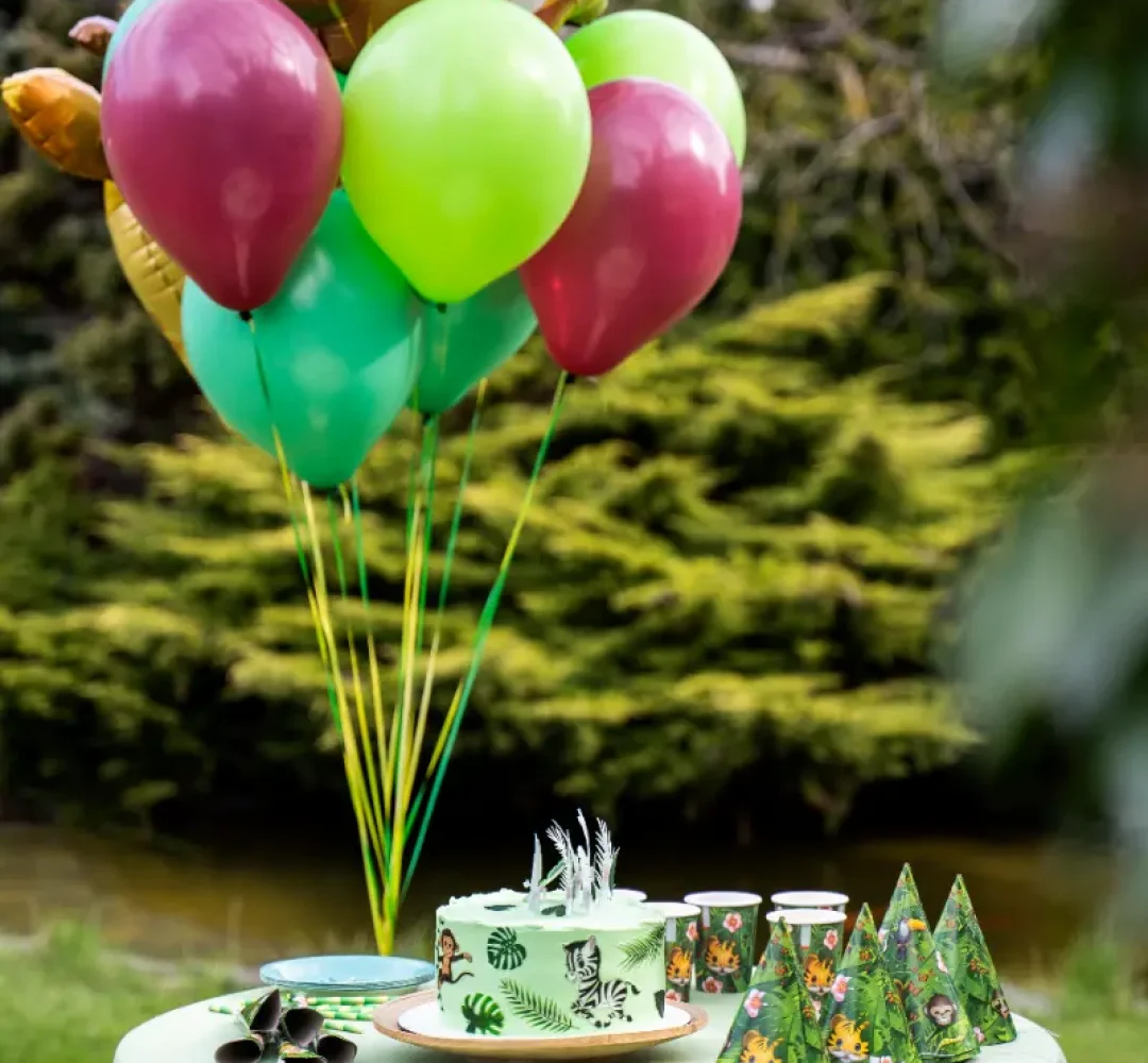 kids-having-fun-jungle-themed-party